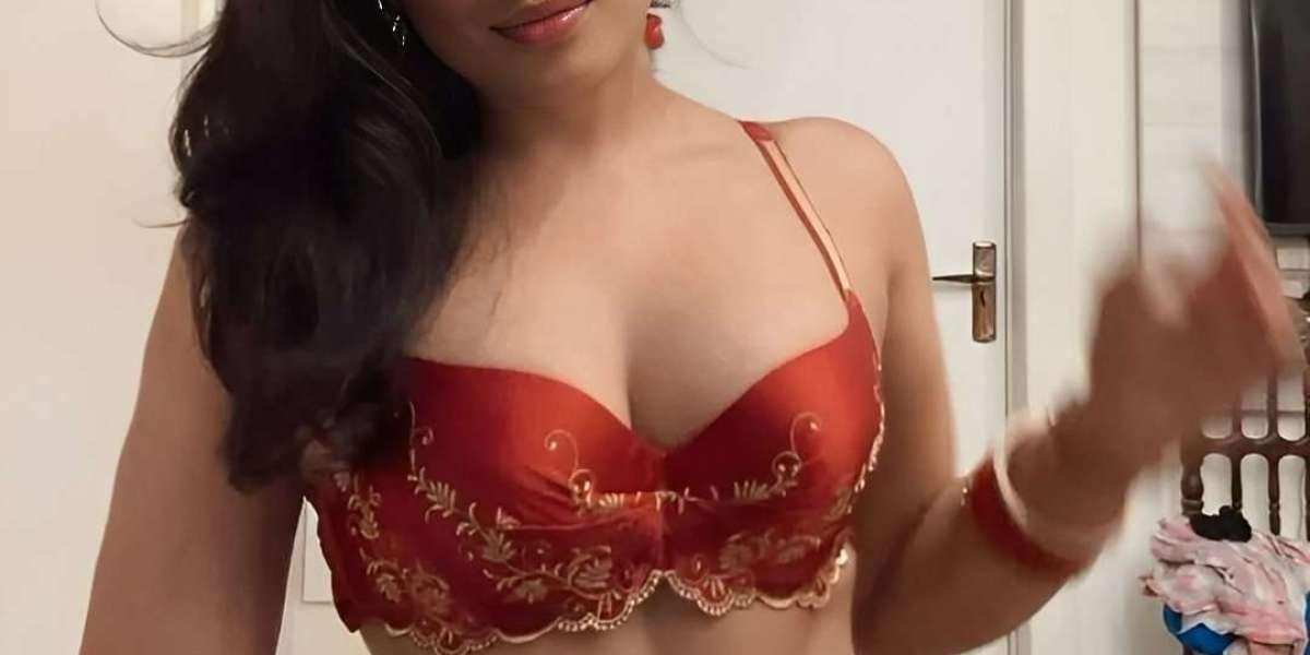 The Top 10 Most Popular Instagram Models of 2021: Follow These Stunning Influencers for Daily Inspiration